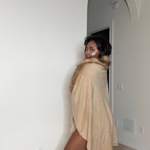 Saks fifth Avenue faux fur - Picture 3 of 4